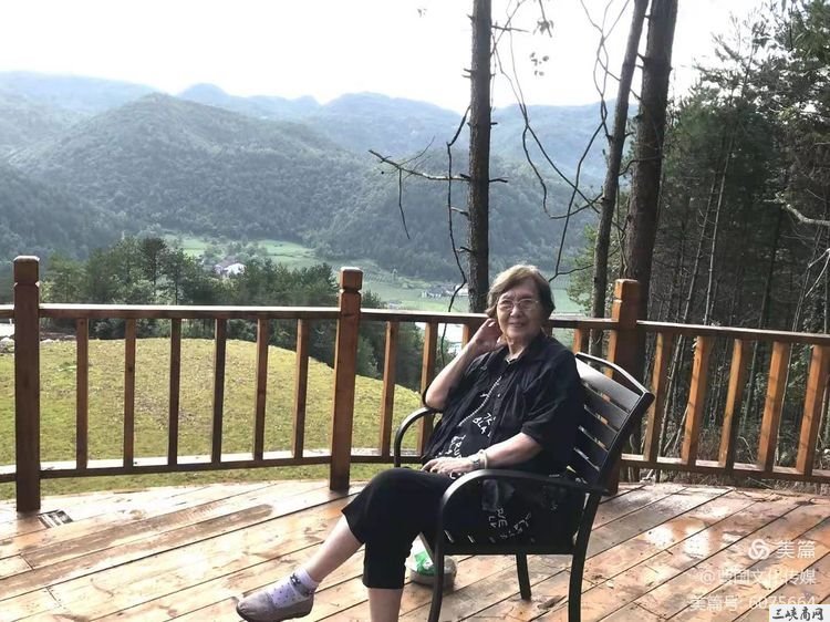 宜昌80多岁的老艺术家郑万萍